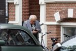 Amsterdam 1 juli 2024
Youp van t Hek en zijn vrouw Debby Petter op terras en op de fiets in Amsterdam zuid. Ze zijn beide druk op hun telefoon.