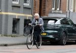 Amsterdam 1 juli 2024
Youp van t Hek en zijn vrouw Debby Petter op terras en op de fiets in Amsterdam zuid. Ze zijn beide druk op hun telefoon.