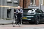 Amsterdam 1 juli 2024
Youp van t Hek en zijn vrouw Debby Petter op terras en op de fiets in Amsterdam zuid. Ze zijn beide druk op hun telefoon.