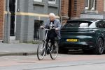 Amsterdam 1 juli 2024
Youp van t Hek en zijn vrouw Debby Petter op terras en op de fiets in Amsterdam zuid. Ze zijn beide druk op hun telefoon.