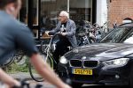 Amsterdam 1 juli 2024
Youp van t Hek en zijn vrouw Debby Petter op terras en op de fiets in Amsterdam zuid. Ze zijn beide druk op hun telefoon.