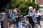 Amsterdam 1 juli 2024
Youp van t Hek en zijn vrouw Debby Petter op terras en op de fiets in Amsterdam zuid. Ze zijn beide druk op hun telefoon.