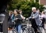 Amsterdam 1 juli 2024
Youp van t Hek en zijn vrouw Debby Petter op terras en op de fiets in Amsterdam zuid. Ze zijn beide druk op hun telefoon.