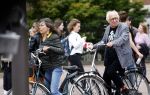 Amsterdam 1 juli 2024
Youp van t Hek en zijn vrouw Debby Petter op terras en op de fiets in Amsterdam zuid. Ze zijn beide druk op hun telefoon.