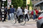 Amsterdam 1 juli 2024
Youp van t Hek en zijn vrouw Debby Petter op terras en op de fiets in Amsterdam zuid. Ze zijn beide druk op hun telefoon.