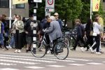 Amsterdam 1 juli 2024
Youp van t Hek en zijn vrouw Debby Petter op terras en op de fiets in Amsterdam zuid. Ze zijn beide druk op hun telefoon.