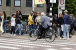 Amsterdam 1 juli 2024
Youp van t Hek en zijn vrouw Debby Petter op terras en op de fiets in Amsterdam zuid. Ze zijn beide druk op hun telefoon.