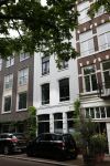 Amsterdam 1 juli 2024
Youp van t Hek en zijn vrouw Debby Petter op terras en op de fiets in Amsterdam zuid. Ze zijn beide druk op hun telefoon.