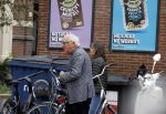 Amsterdam 1 juli 2024
Youp van t Hek en zijn vrouw Debby Petter op terras en op de fiets in Amsterdam zuid. Ze zijn beide druk op hun telefoon.