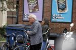 Amsterdam 1 juli 2024
Youp van t Hek en zijn vrouw Debby Petter op terras en op de fiets in Amsterdam zuid. Ze zijn beide druk op hun telefoon.