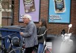 Amsterdam 1 juli 2024
Youp van t Hek en zijn vrouw Debby Petter op terras en op de fiets in Amsterdam zuid. Ze zijn beide druk op hun telefoon.
