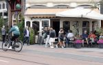 Amsterdam 1 juli 2024
Youp van t Hek en zijn vrouw Debby Petter op terras en op de fiets in Amsterdam zuid. Ze zijn beide druk op hun telefoon.