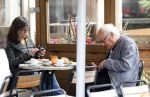 Amsterdam 1 juli 2024
Youp van t Hek en zijn vrouw Debby Petter op terras en op de fiets in Amsterdam zuid. Ze zijn beide druk op hun telefoon.
