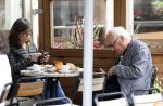Amsterdam 1 juli 2024
Youp van t Hek en zijn vrouw Debby Petter op terras en op de fiets in Amsterdam zuid. Ze zijn beide druk op hun telefoon.