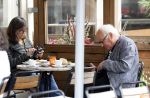 Amsterdam 1 juli 2024
Youp van t Hek en zijn vrouw Debby Petter op terras en op de fiets in Amsterdam zuid. Ze zijn beide druk op hun telefoon.