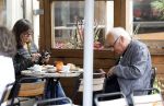 Amsterdam 1 juli 2024
Youp van t Hek en zijn vrouw Debby Petter op terras en op de fiets in Amsterdam zuid. Ze zijn beide druk op hun telefoon.