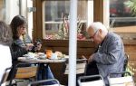 Amsterdam 1 juli 2024
Youp van t Hek en zijn vrouw Debby Petter op terras en op de fiets in Amsterdam zuid. Ze zijn beide druk op hun telefoon.