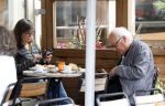 Amsterdam 1 juli 2024
Youp van t Hek en zijn vrouw Debby Petter op terras en op de fiets in Amsterdam zuid. Ze zijn beide druk op hun telefoon.