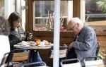 Amsterdam 1 juli 2024
Youp van t Hek en zijn vrouw Debby Petter op terras en op de fiets in Amsterdam zuid. Ze zijn beide druk op hun telefoon.