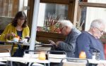 Amsterdam 1 juli 2024
Youp van t Hek en zijn vrouw Debby Petter op terras en op de fiets in Amsterdam zuid. Ze zijn beide druk op hun telefoon.