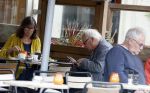 Amsterdam 1 juli 2024
Youp van t Hek en zijn vrouw Debby Petter op terras en op de fiets in Amsterdam zuid. Ze zijn beide druk op hun telefoon.