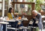 Amsterdam 1 juli 2024
Youp van t Hek en zijn vrouw Debby Petter op terras en op de fiets in Amsterdam zuid. Ze zijn beide druk op hun telefoon.