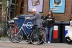 Amsterdam 1 juli 2024
Youp van t Hek en zijn vrouw Debby Petter op terras en op de fiets in Amsterdam zuid. Ze zijn beide druk op hun telefoon.