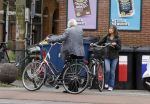 Amsterdam 1 juli 2024
Youp van t Hek en zijn vrouw Debby Petter op terras en op de fiets in Amsterdam zuid. Ze zijn beide druk op hun telefoon.