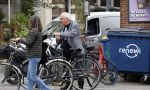 Amsterdam 1 juli 2024
Youp van t Hek en zijn vrouw Debby Petter op terras en op de fiets in Amsterdam zuid. Ze zijn beide druk op hun telefoon.
