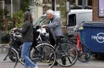 Amsterdam 1 juli 2024
Youp van t Hek en zijn vrouw Debby Petter op terras en op de fiets in Amsterdam zuid. Ze zijn beide druk op hun telefoon.