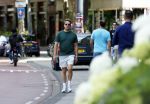 Amsterdam 15 juli 225
Alex Klaassen bellend en wandelend op straat in Amsterdam.