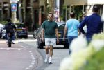Amsterdam 15 juli 225
Alex Klaassen bellend en wandelend op straat in Amsterdam.
