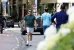 Amsterdam 15 juli 225
Alex Klaassen bellend en wandelend op straat in Amsterdam.