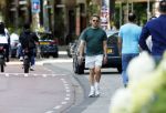 Amsterdam 15 juli 225
Alex Klaassen bellend en wandelend op straat in Amsterdam.