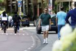 Amsterdam 15 juli 225
Alex Klaassen bellend en wandelend op straat in Amsterdam.