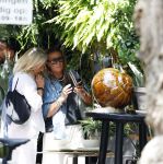 Amsterdam 11 juli 2025
Annemieke Verdoorn nmet een vriendin op de cornelis schuytstraat.
