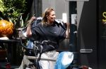 Amsterdam 11 juli 2025
Annemieke Verdoorn nmet een vriendin op de cornelis schuytstraat.