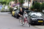 Amsterdam 18 juli 2025
Kunstenaar Bram Reijnders op de fiets in Amsterdam zuid.