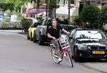 Amsterdam 18 juli 2025
Kunstenaar Bram Reijnders op de fiets in Amsterdam zuid.