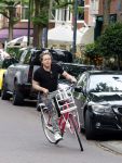 Amsterdam 18 juli 2025
Kunstenaar Bram Reijnders op de fiets in Amsterdam zuid.