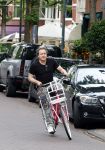 Amsterdam 18 juli 2025
Kunstenaar Bram Reijnders op de fiets in Amsterdam zuid.