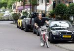 Amsterdam 18 juli 2025
Kunstenaar Bram Reijnders op de fiets in Amsterdam zuid.