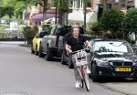 Amsterdam 18 juli 2025
Kunstenaar Bram Reijnders op de fiets in Amsterdam zuid.