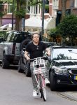 Amsterdam 18 juli 2025
Kunstenaar Bram Reijnders op de fiets in Amsterdam zuid.
