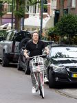 Amsterdam 18 juli 2025
Kunstenaar Bram Reijnders op de fiets in Amsterdam zuid.