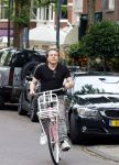 Amsterdam 18 juli 2025
Kunstenaar Bram Reijnders op de fiets in Amsterdam zuid.