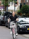 Amsterdam 18 juli 2025
Kunstenaar Bram Reijnders op de fiets in Amsterdam zuid.