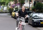 Amsterdam 18 juli 2025
Kunstenaar Bram Reijnders op de fiets in Amsterdam zuid.