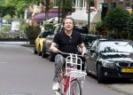 Amsterdam 18 juli 2025
Kunstenaar Bram Reijnders op de fiets in Amsterdam zuid.