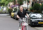 Amsterdam 18 juli 2025
Kunstenaar Bram Reijnders op de fiets in Amsterdam zuid.